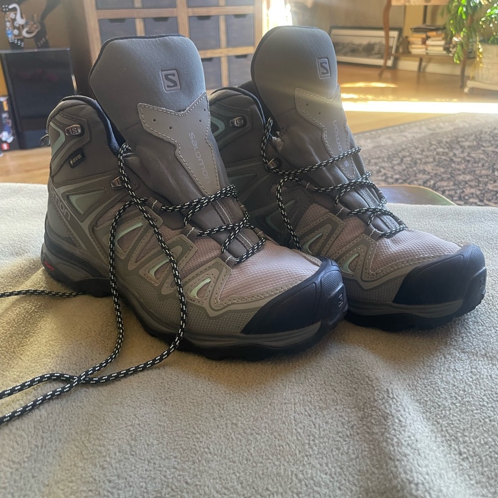 Salomon Women’s Boots - Gray and Black